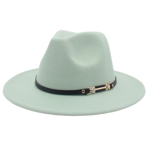 Détail du chapeau fedora en laine vert menthe avec bande en cuir noir et boucle dorée
