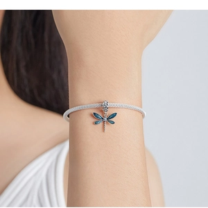 Détail d'un pendentif libellé en argent 925 sur un bracelet en maille tressée