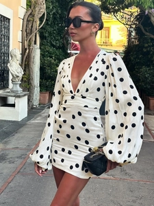 Mini abito elegante a pois con profondo scollo a V e maniche a lanterna svasate