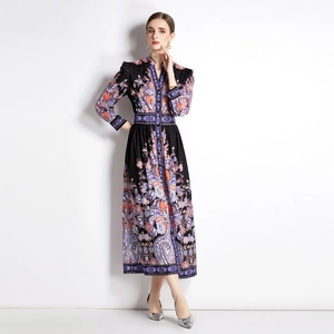 Robe vintage à manches longues avec taille marquée et motifs ethniques sur fond noir