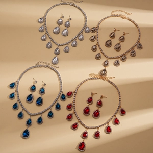 Parure de bijoux élégante avec pendentifs goutte d'eau et cristaux brillants en quatre couleurs