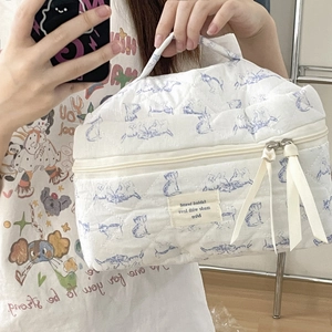 Gesteppte Baumwoll-Kosmetiktasche mit blauen Tiermustern und praktischem Tragegriff