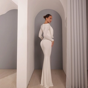 Robe longue blanche à manches longues avec dos nu bénitier et silhouette ajustée