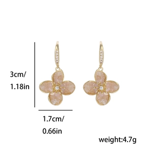 Pendientes de flores rosas con montura dorada y circonita, medidas de 3cm x 1,7cm