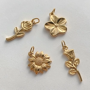 Set di 4 ciondoli floreali vintage in acciaio inossidabile dorato con rosa e girasole