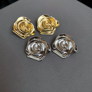 Macro di orecchini a rosa 3D in oro e argento con petali in rilievo e finitura lucida