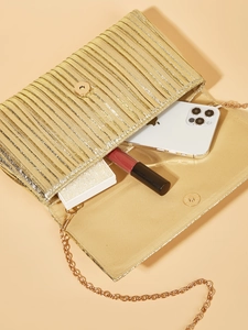 Dettaglio della pochette da sera dorata plissettata con tessuto metallico e catenina
