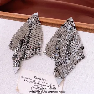 Boucles d'oreilles triangulaires en maille gris foncé avec paillettes géométriques