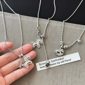 Collier cheval en argent minimaliste avec pendentif en zircon et étiquette chance