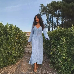 Robe longue en maille au crochet bleu clair à manches longues et détails bohèmes