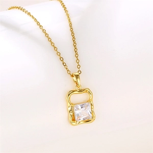 Collier plaqué or 18 carats avec pendentif géométrique et zircon carré étincelant