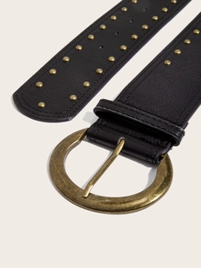 Détail de la ceinture punk en cuir noir avec trois rangées de rivets dorés et boucle ronde