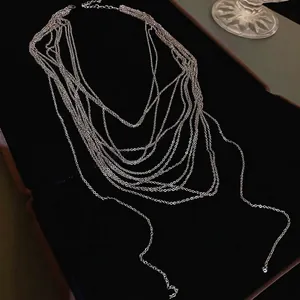 Collana multifilo in argento dal design minimalista su display in velluto nero