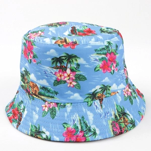 Détail du chapeau bob bleu clair avec imprimé floral tropical et coutures du bord