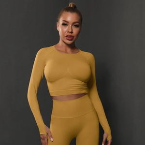 Détail de l'ensemble de yoga sans couture avec passe-pouce et tissu extensible