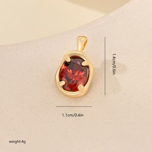Nahaufnahme roter ovaler Zirkonstein-Anhänger in Goldfassung mit Maßangaben 1,4cm x 1,1cm