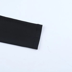 Detailansicht der schwarzen Ärmelbündchen des einärmeligen Kleides mit sauberer Naht