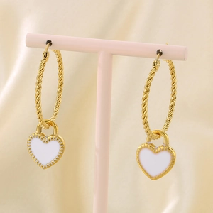 Détail de boucles d'oreilles torsadées dorées avec pendentif cadenas cœur en émail