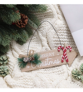 Détail d'une flèche de Noël en bois avec texte Merry Christmas et décorations de fêtes