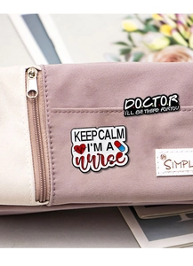 Détail de broches médicales en émail pour médecin et infirmière sur une trousse rose