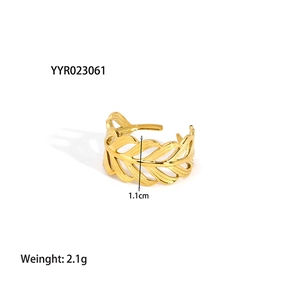 Dettaglio dell'anello piuma in acciaio placcato oro 18K con larghezza 1,1 cm e peso 2,1 g
