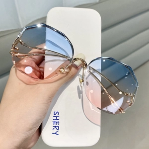 Lunettes de soleil oversize sans monture, verres dégradés bleu rose et branches dorées