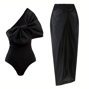 Maillot une épaule avec nœud et jupe paréo plissée transparente noire en détail
