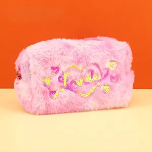 Detailansicht der rosa Plüsch-Kosmetiktasche mit Pailletten-Herzen und Lovely-Schriftzug
