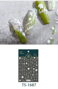 Détail de stickers à ongles 3D en relief avec muguet et lettrage artistique floral