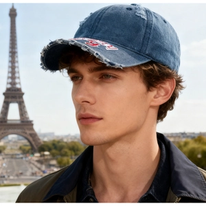 Casquette vintage en denim bleu avec broderie devant la tour Eiffel à Paris