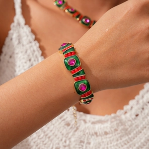 Collier géométrique bohème avec émail coloré et diamants porté par un mannequin