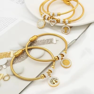 Set de bracelets en acier titane doré avec breloques arbre de vie et cœurs en zircon