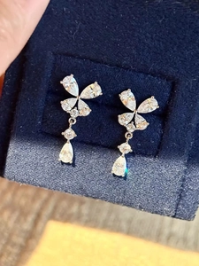 Orecchini a farfalla in argento con zirconi marquise su velluto blu scuro elegante