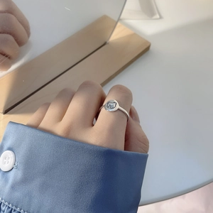 Close-up of a s925 silver ring featuring a cute bear pattern worn on a hand