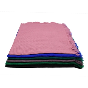 Collezione di sciarpe in maglia con frange impilate in rosa, blu, verde scuro e nero