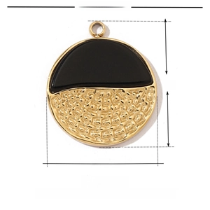 Makroaufnahme: 18mm Edelstahl-Anhänger mit Goldtextur und schwarzem Naturstein-Inlay