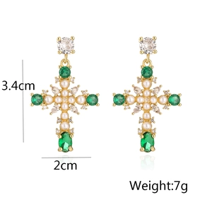 Detailsicht der 18K vergoldeten Kreuzohrringe mit grünen Zirkonia und Perlen, 3.4cm Länge