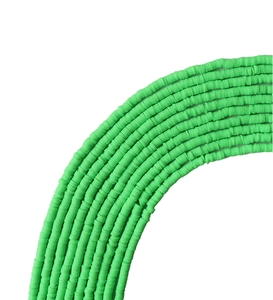 Primer plano de cuentas de disco de arcilla polimérica verde de 4mm para pulseras de bricolaje