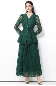 Detailansicht der dunkelgrünen floralen Stickerei aus Spitze auf einem langen Kleid