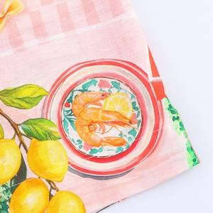 Gros plan détaillé du tissu avec motifs citron et crevette sur un damier rose et blanc