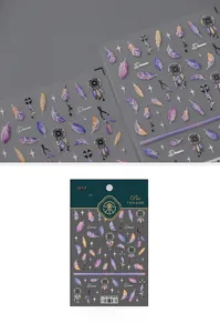 Détails macro de stickers ongles attrape-rêves avec plumes et motifs étoiles