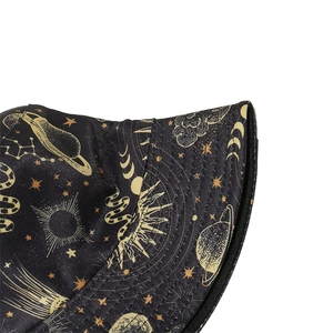 Détail des motifs d'astrologie soleil et lune sur un chapeau bob noir uni