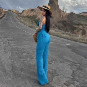 Détail de l'ensemble bleu en maille avec haut bustier et pantalon large texturé