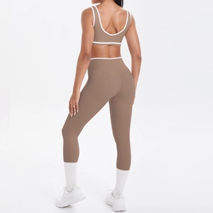 Detailansicht der Rückseite der Yoga-Hose mit hohem Bund und weißen Kontrastnähten