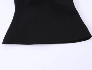 Detail der sauber genähten schwarzen Ärmelmanschette mit Polyester-Stofftextur
