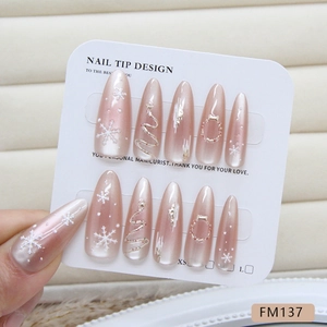 Faux ongles de Noël faits main avec flocons et effet œil de chat perlé rose