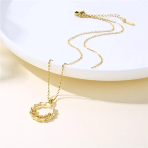 Collier doré élégant avec pendentif couronne géométrique et oxydes de zirconium clairs