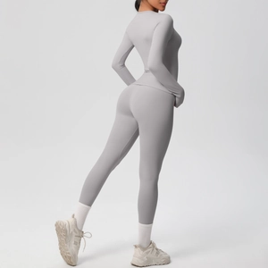 Dettaglio del set yoga grigio con maglia a maniche lunghe e leggings ad alta elasticità