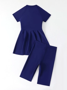 Détail du maillot de bain deux pièces bleu marine avec ourlet à volants et legging de sport