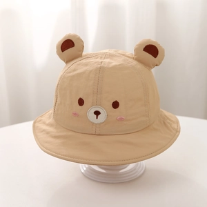 Détail du chapeau de soleil pour bébé avec oreilles d'ours et broderie en kaki
